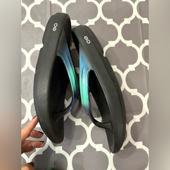 OOFOS WOMEN'S OOLALA LUXE SANDAL IN FROST Flip Flops Size 8 - Picture 3 of 4